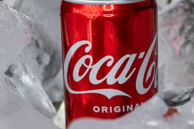 Lviv, Ukrayna - 8 Şubat 2026: Red Coca-Cola Soda Kutusu