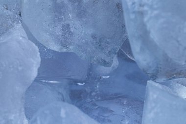 Işıl ışıl mavi buz kristalinin makro dokusu