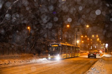Lviv, Ukrayna - 14 Şubat 2026: Lviv 'de Modern Elektron Tramvayı Seyrüsefer Yoğun Karlı Yağış