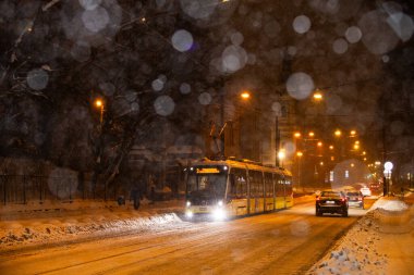 Lviv, Ukrayna - 14 Şubat 2026: Lviv 'de Modern Elektron Tramvayı Seyrüsefer Yoğun Karlı Yağış