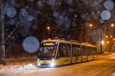 Lviv, Ukrayna - 14 Şubat 2026: Lviv 'de Modern Elektron Tramvayı Seyrüsefer Yoğun Karlı Yağış