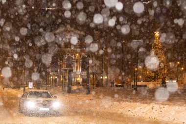 Lviv, Ukrayna - 14 Şubat 2026: Lviv 'in Büyülü Kış Gecesi Kar yağışında Tarihi Mimarı