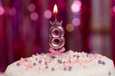 Doğum günü pastasında 8 numaralı mumu taçla yakmak