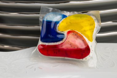 Tabak Yığını Olan Bulaşık Makinası Kapsülü