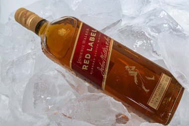 Lviv, Ukrayna - 19 Şubat 2026: Buz İçinde Kırmızı Etiket Viskisi