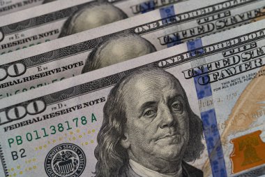 Yeni yüz dolar faturaları yığını