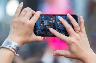 Çoklu Akıllı Telefonlar 'da Kalabalık Kayıt Canlı Konser Gösterisi