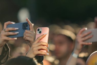 Altın Telefonlu Kadın Konser Etkinliğini Kaydetmek İçin