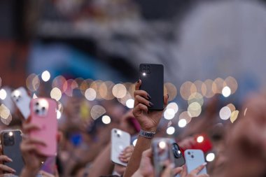 Altın Telefonlu Kadın Konser Etkinliğini Kaydetmek İçin