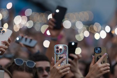 Altın Telefonlu Kadın Konser Etkinliğini Kaydetmek İçin