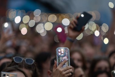 Altın Telefonlu Kadın Konser Etkinliğini Kaydetmek İçin