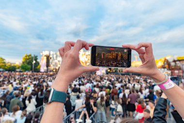 Çoklu Akıllı Telefonlar 'da Kalabalık Kayıt Canlı Konser Gösterisi