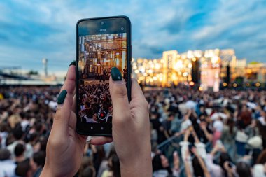 Çoklu Akıllı Telefonlar 'da Kalabalık Kayıt Canlı Konser Gösterisi