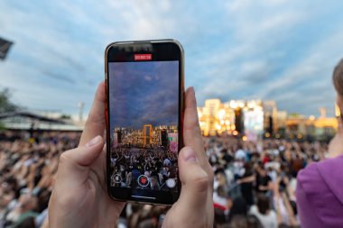 Çoklu Akıllı Telefonlar 'da Kalabalık Kayıt Canlı Konser Gösterisi