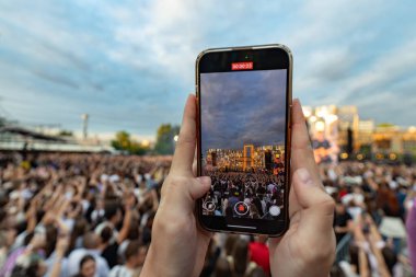 Çoklu Akıllı Telefonlar 'da Kalabalık Kayıt Canlı Konser Gösterisi