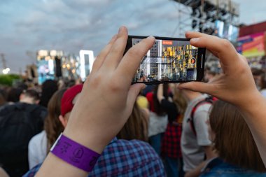 Çoklu Akıllı Telefonlar 'da Kalabalık Kayıt Canlı Konser Gösterisi