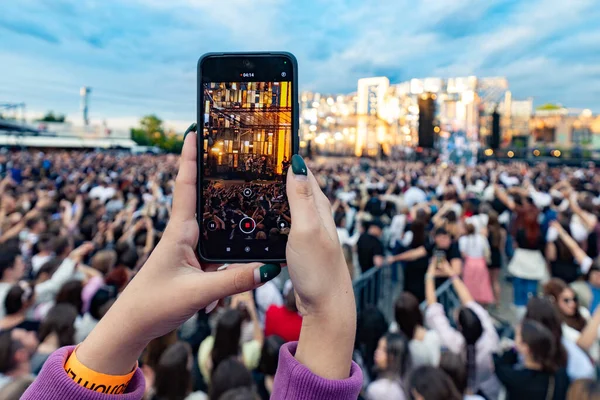 Çoklu Akıllı Telefonlar 'da Kalabalık Kayıt Canlı Konser Gösterisi