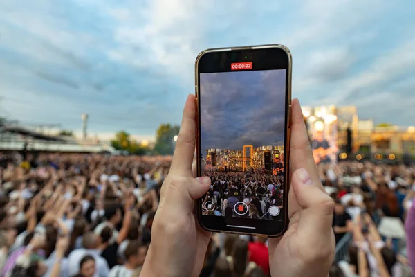 Çoklu Akıllı Telefonlar 'da Kalabalık Kayıt Canlı Konser Gösterisi