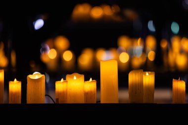 Sahnede Altın Bokeh Arkaplanlı Parlayan Mumlar