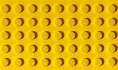 Lviv, Ukrayna - 16 Kasım 2025: Canlı Sarı LEGO Tuğla Yüzey Doku Arkaplanı