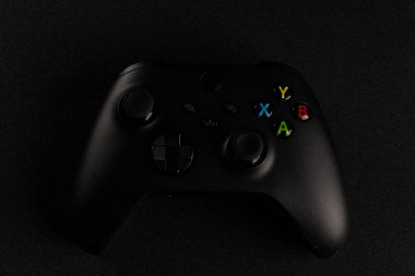 Lviv, Ukrayna - 2 Şubat 2026: Modern Kara Kablosuz Oyun Kontrolörü Karanlık Arkaplanda