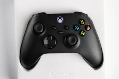Lviv, Ukrayna - 2 Şubat 2026: Beyaz Perakende Paketinde Siyah Xbox Kablosuz Kontrolörünün Üst Görünümü