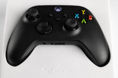 Lviv, Ukrayna - 2 Şubat 2026: Beyaz Perakende Paketinde Siyah Xbox Kablosuz Kontrolörünün Üst Görünümü