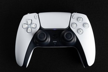 Lviv, Ukrayna - 6 Şubat 2026: PlayStation 5 için Beyaz ve Siyah Çift Hisli Kablosuz Denetleyici