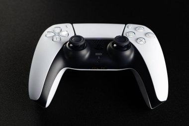 Lviv, Ukrayna - 6 Şubat 2026: PlayStation 5 için Beyaz ve Siyah Çift Hisli Kablosuz Denetleyici