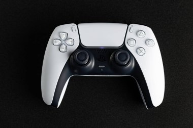 Lviv, Ukrayna - 6 Şubat 2026: PlayStation 5 için Beyaz ve Siyah Çift Hisli Kablosuz Denetleyici