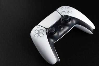 Lviv, Ukrayna - 6 Şubat 2026: PlayStation 5 için Beyaz ve Siyah Çift Hisli Kablosuz Denetleyici