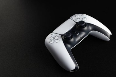 Lviv, Ukrayna - 6 Şubat 2026: PlayStation 5 için Beyaz ve Siyah Çift Hisli Kablosuz Denetleyici