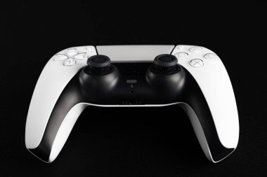 Lviv, Ukrayna - 6 Şubat 2026: PlayStation 5 için Beyaz ve Siyah Çift Hisli Kablosuz Denetleyici