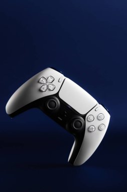 Lviv, Ukrayna - 6 Şubat 2026: PlayStation 5 için Beyaz ve Siyah Çift Hisli Kablosuz Denetleyici