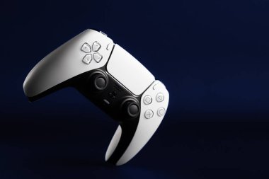 Lviv, Ukrayna - 6 Şubat 2026: PlayStation 5 için Beyaz ve Siyah Çift Hisli Kablosuz Denetleyici