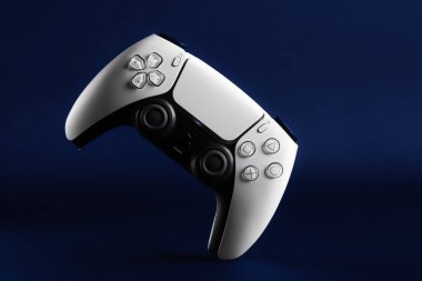 Lviv, Ukrayna - 6 Şubat 2026: PlayStation 5 için Beyaz ve Siyah Çift Hisli Kablosuz Denetleyici