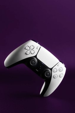 Lviv, Ukrayna - 6 Şubat 2026: PlayStation 5 için Beyaz ve Siyah Çift Hisli Kablosuz Denetleyici