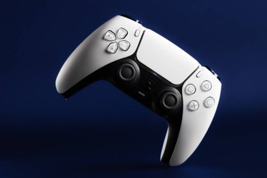 Lviv, Ukrayna - 6 Şubat 2026: PlayStation 5 için Beyaz ve Siyah Çift Hisli Kablosuz Denetleyici