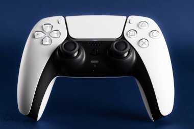 Lviv, Ukrayna - 6 Şubat 2026: PlayStation 5 için Beyaz ve Siyah Çift Hisli Kablosuz Denetleyici
