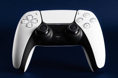 Lviv, Ukrayna - 6 Şubat 2026: PlayStation 5 için Beyaz ve Siyah Çift Hisli Kablosuz Denetleyici