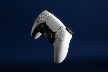 Lviv, Ukrayna - 6 Şubat 2026: PlayStation 5 için Beyaz ve Siyah Çift Hisli Kablosuz Denetleyici