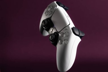 Lviv, Ukrayna - 6 Şubat 2026: PlayStation 5 için Beyaz ve Siyah Çift Hisli Kablosuz Denetleyici