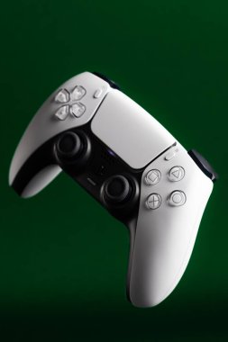 Lviv, Ukrayna - 6 Şubat 2026: PlayStation 5 için Beyaz ve Siyah Çift Hisli Kablosuz Denetleyici