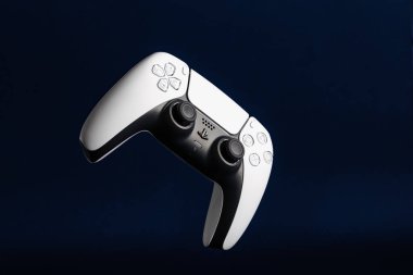 Lviv, Ukrayna - 6 Şubat 2026: PlayStation 5 için Beyaz ve Siyah Çift Hisli Kablosuz Denetleyici