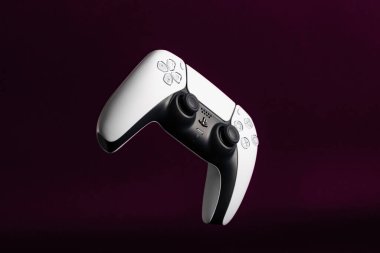 Lviv, Ukrayna - 6 Şubat 2026: PlayStation 5 için Beyaz ve Siyah Çift Hisli Kablosuz Denetleyici