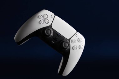 Lviv, Ukrayna - 6 Şubat 2026: PlayStation 5 için Beyaz ve Siyah Çift Hisli Kablosuz Denetleyici