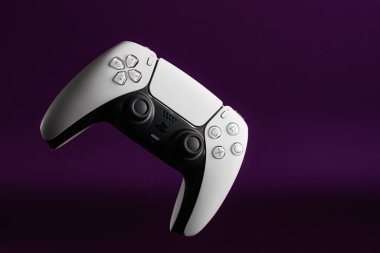 Lviv, Ukrayna - 6 Şubat 2026: PlayStation 5 için Beyaz ve Siyah Çift Hisli Kablosuz Denetleyici