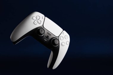 Lviv, Ukrayna - 6 Şubat 2026: PlayStation 5 için Beyaz ve Siyah Çift Hisli Kablosuz Denetleyici