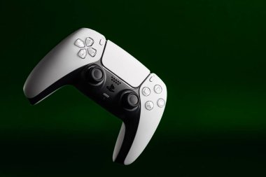 Lviv, Ukrayna - 6 Şubat 2026: PlayStation 5 için Beyaz ve Siyah Çift Hisli Kablosuz Denetleyici