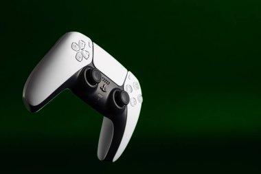 Lviv, Ukrayna - 6 Şubat 2026: PlayStation 5 için Beyaz ve Siyah Çift Hisli Kablosuz Denetleyici